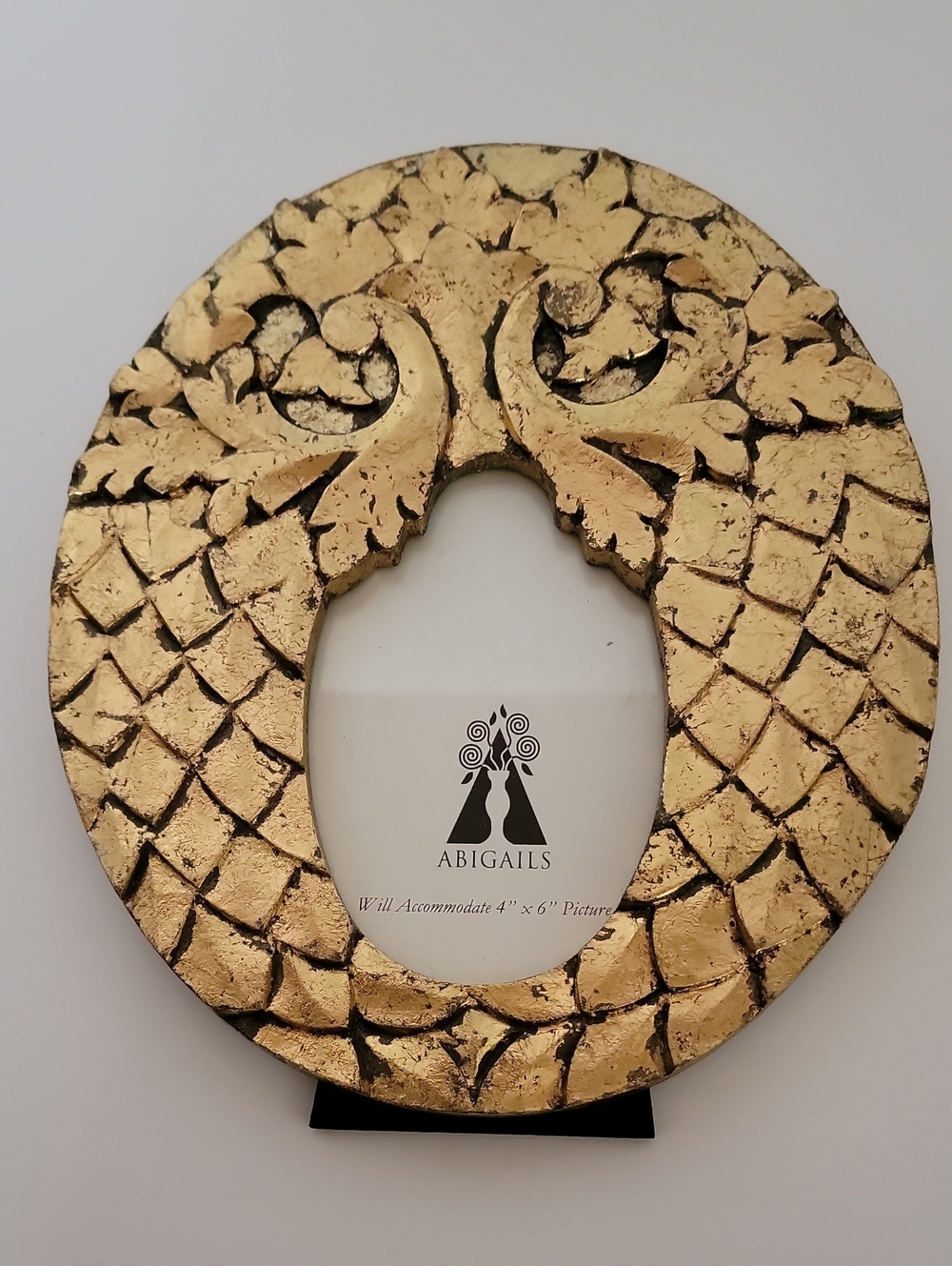Abigails gold-gilded decorative oval photo frame
